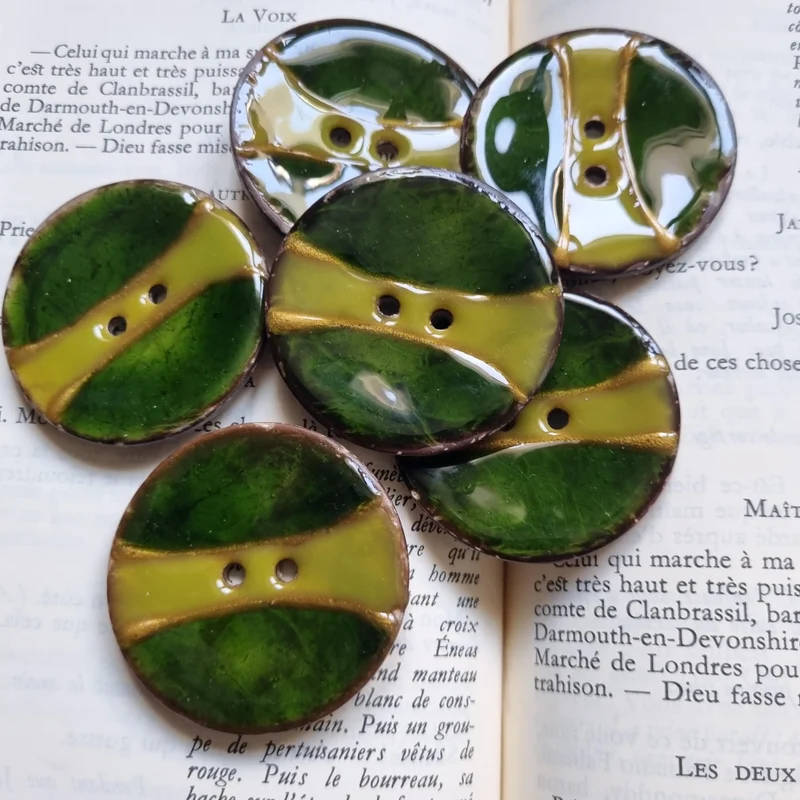 Boutons en Coquille de Coco Bicolore Vernis – 25 mm / 30 mm / 40 mm
