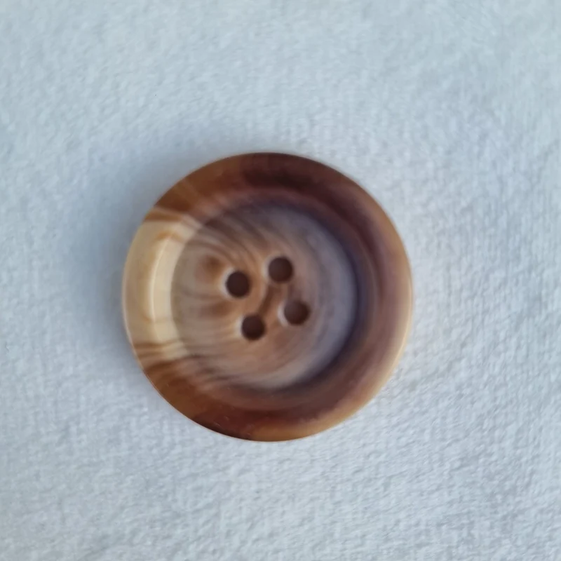 Boutons : 25 mm polyester 4 trous imitation résine