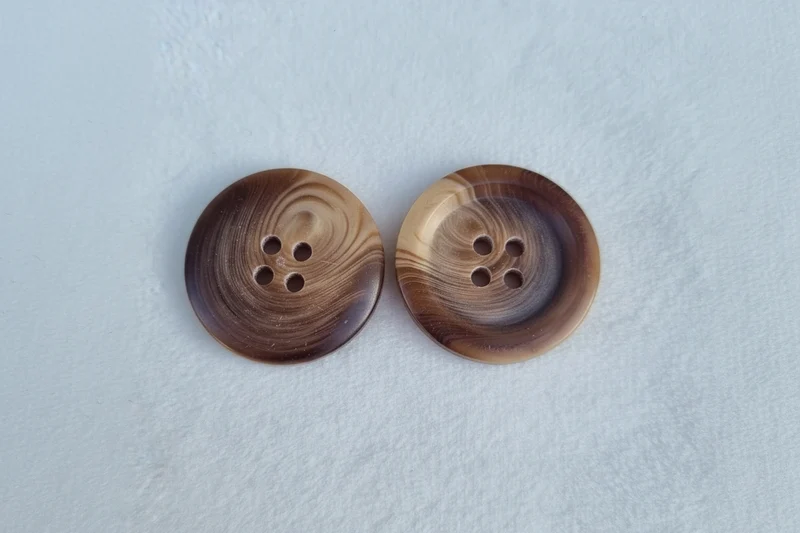 Boutons : 15 mm polyester 4 trous imitation résine
