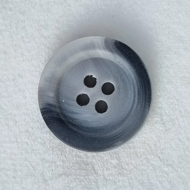 Boutons : 15 mm polyamide 4 trous imitation résina