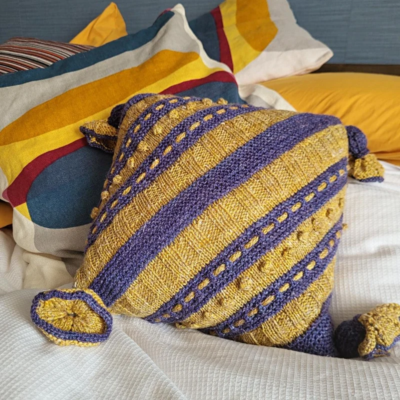 Textured Diagonal Stripes Pillow - KNITTING KIT