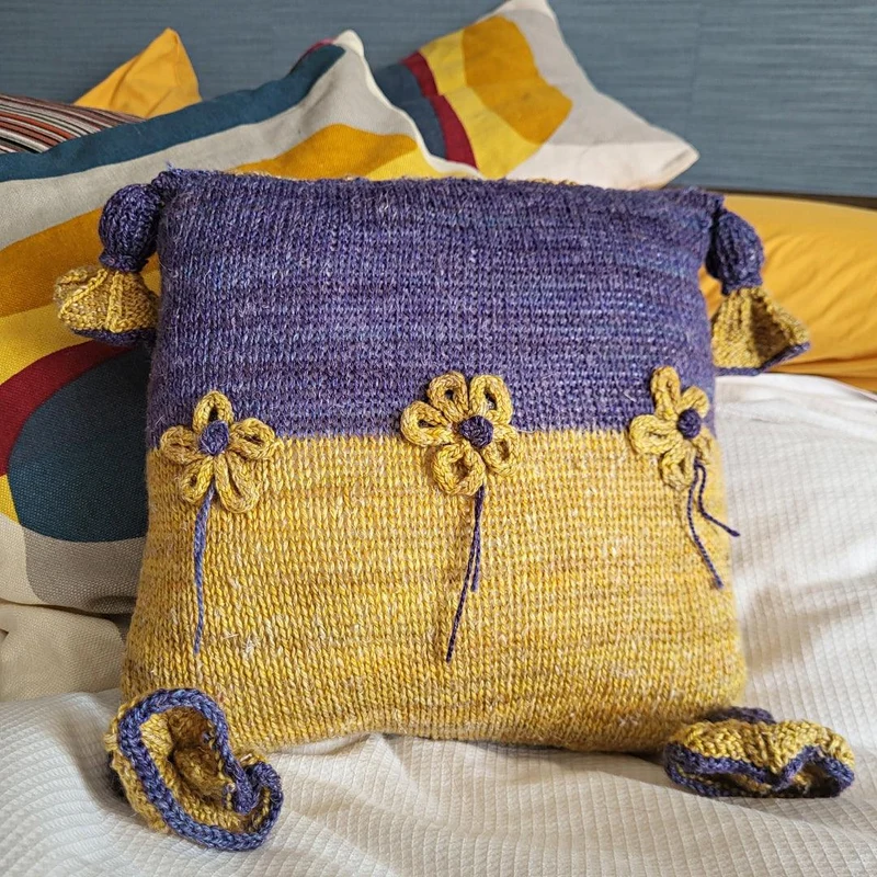 Textured Diagonal Stripes Pillow - KNITTING KIT
