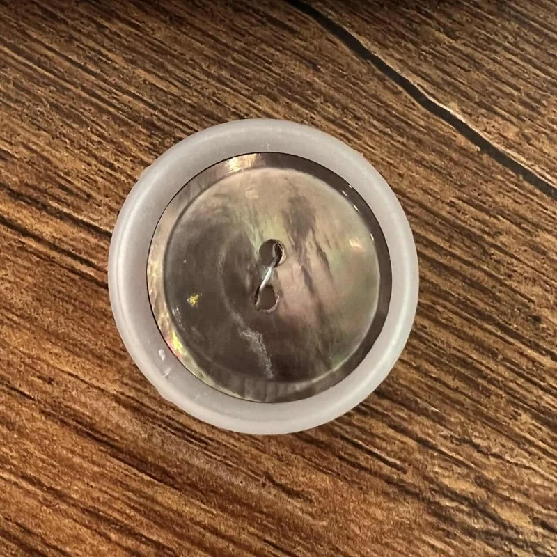 Mother of pearl button 7082