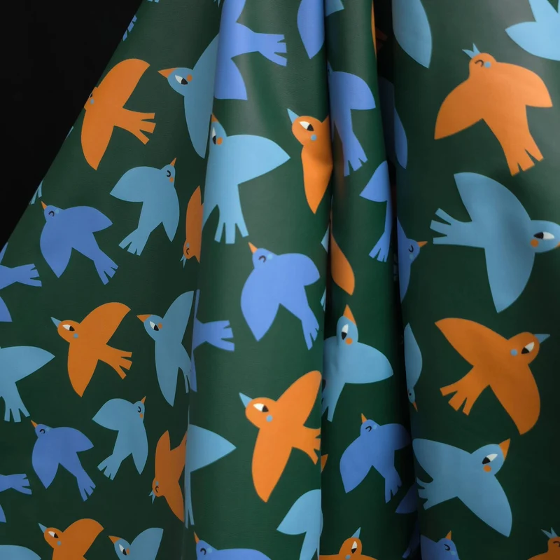 Tissu Imperméable | Oiseaux Colorés sur Fond Vert | Certifié Oeko-Tex