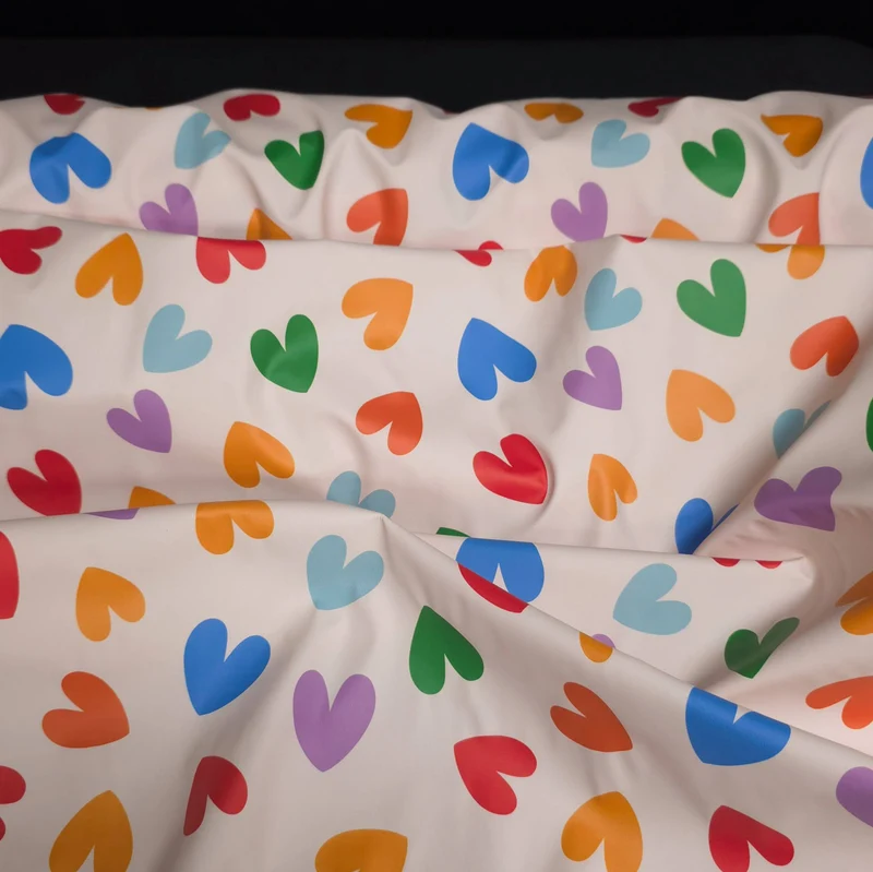 Tissu Imperméable | Cœurs Multicolores sur Écru | Certifié Oeko-Tex