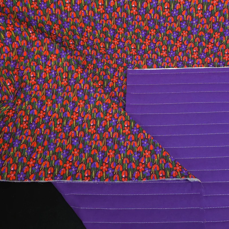 Coton matelassé réversible | Champ floral rouge & rayures violettes