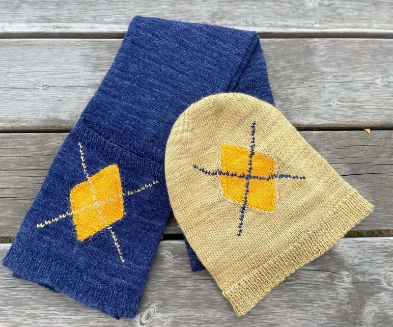 Tournesol Bleu et Blanc Matching Hat & Scarf - Knitting Patterns