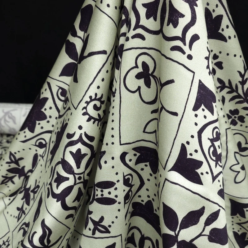 Tissu satiné 100 % Viscose | Imprimé floral botanique | Blanc cassé et Prune foncé