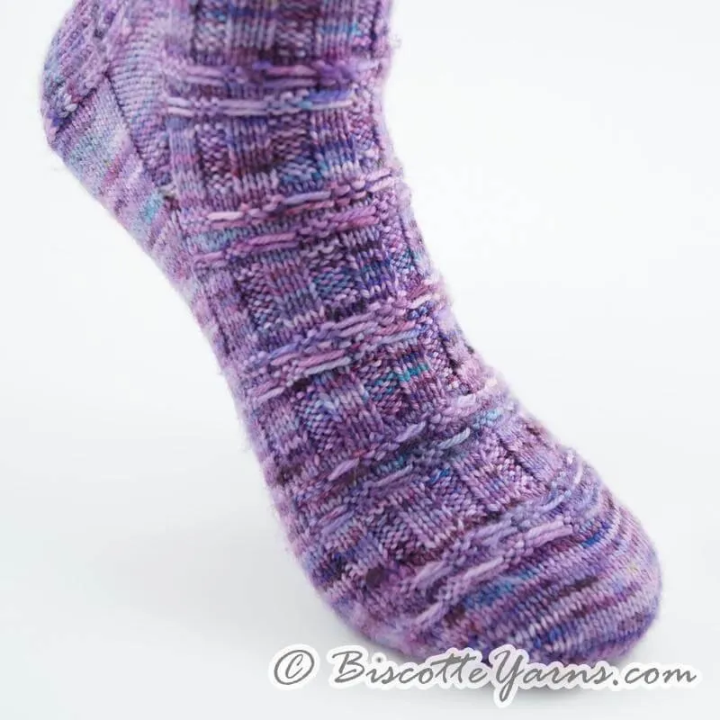 Free Sock Pattern - Dorique socks