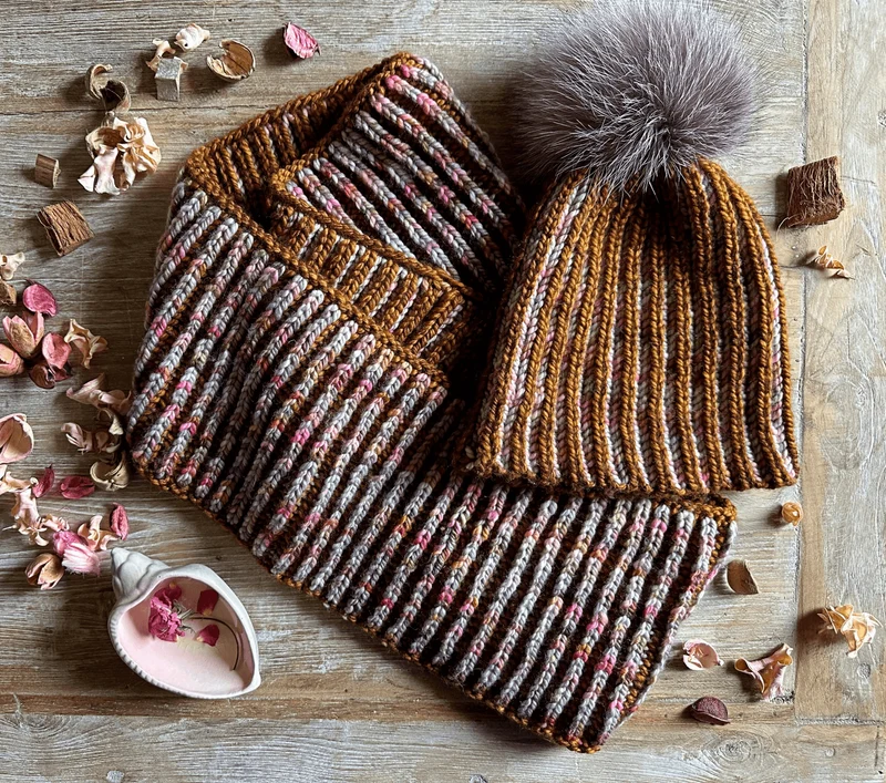 Free knitting pattern to make a hat and a cowl - The Brioche Kit