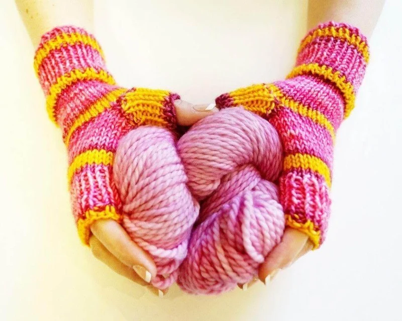 Knitting pattern for Beginners - Wrist warmers to learn knitting in the round