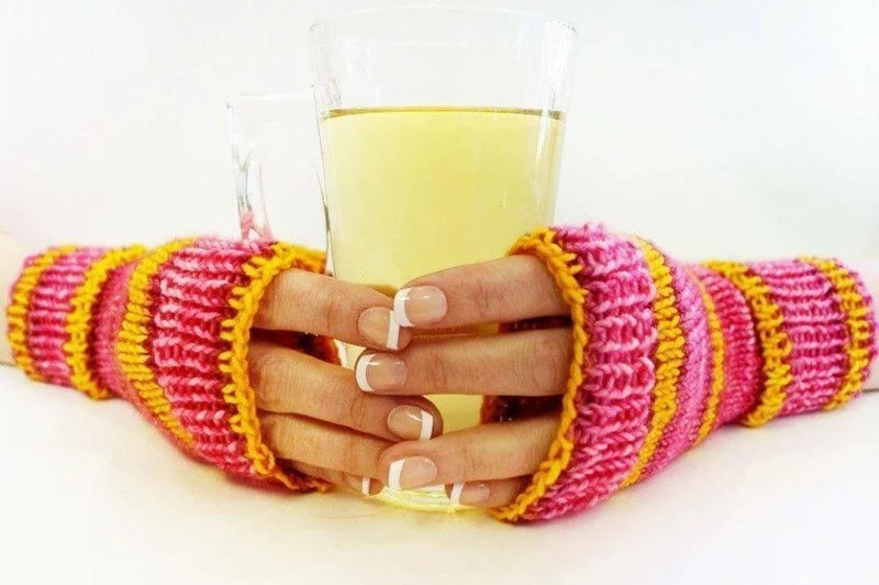 Knitting pattern for Beginners - Wrist warmers to learn knitting in the round
